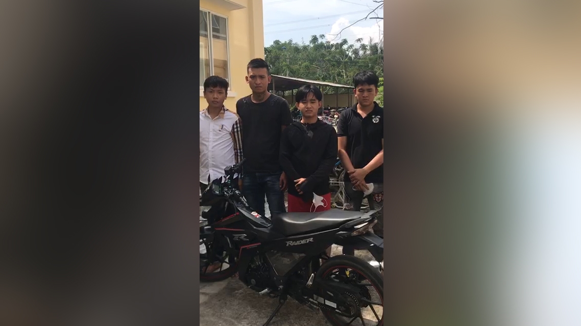 Chặn đầu xe, chém người đi đường để cướp tài sản